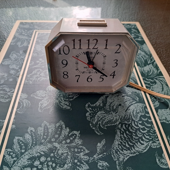 Retro vintage alarm clock. - Picture 3 of 4